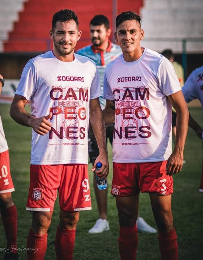 Esta imagen es del día que recibieron el trofeo de campeón.
