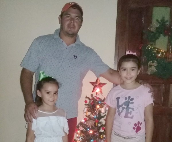Líder en compañía de sus hijas.