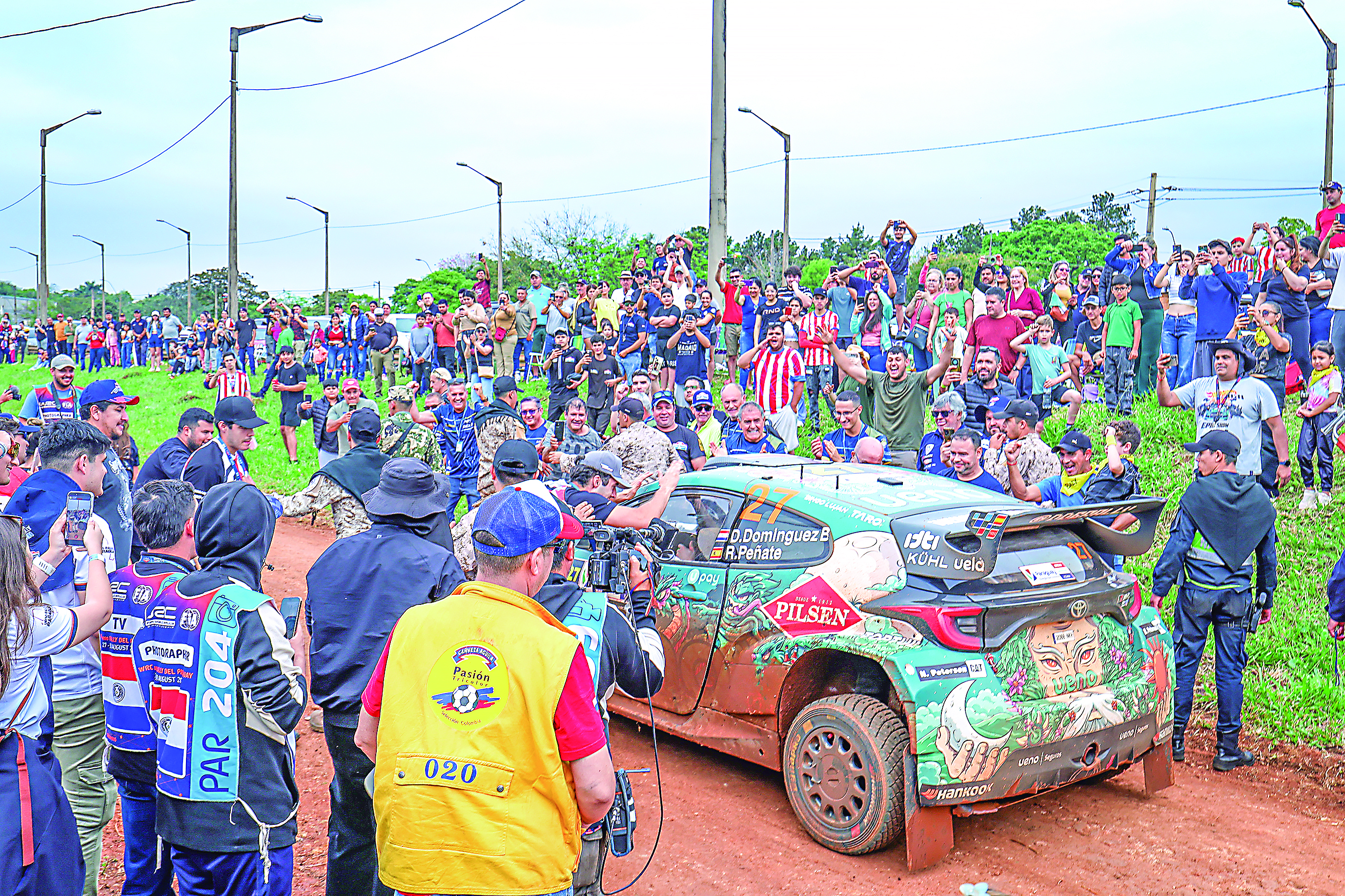 Diego de la gente. Festejos generalizados al momento del arribo de Domínguez tras la Power Stage, el último tramo del Rally del Paraguay.