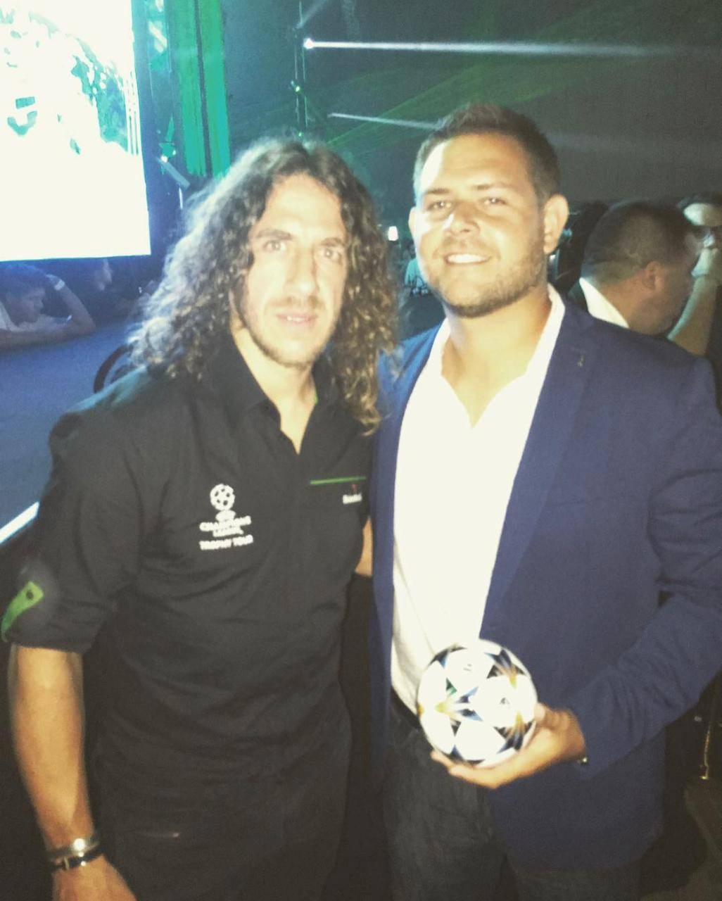 Aquí con el ex-defensor del Barça, Charles Puyol. FOTO GENTILEZA.