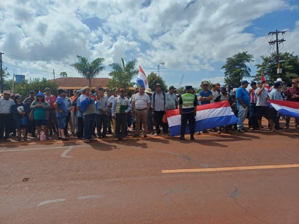 Los manifestantes permanecieron al costado de la ruta PY06 durante la protesta.