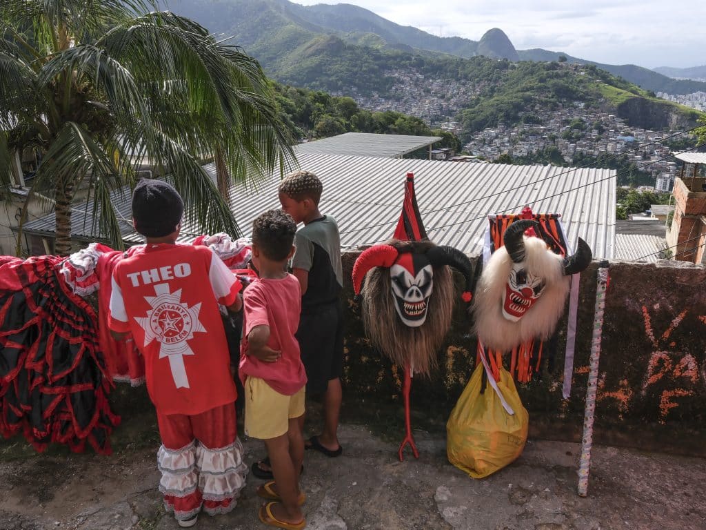 Los niños acompañan con curiosidad el recorrido de la folía.