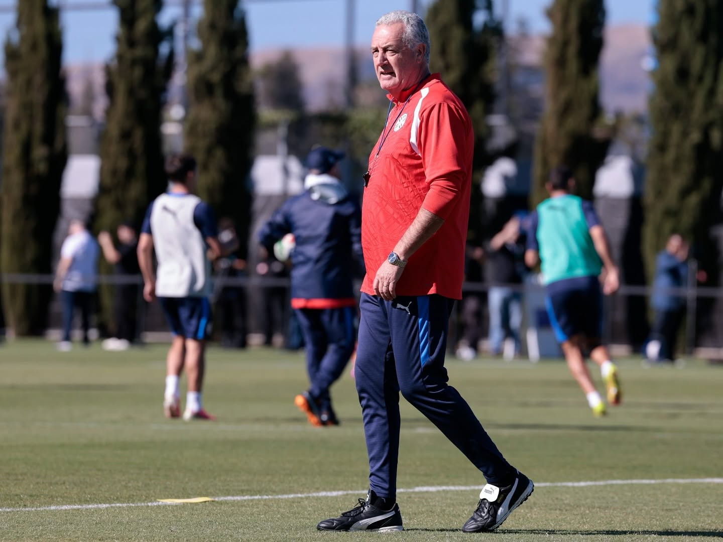 Con el debut cada vez más cerca, Gustavo Alfaro ajusta los últimos detalles. Foto: Albirroja