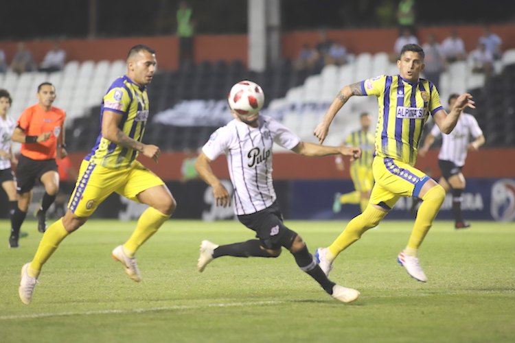 Con la pelota tapándole la cara, Bareiro aparece en la lucha ante Vergara y Menghi.