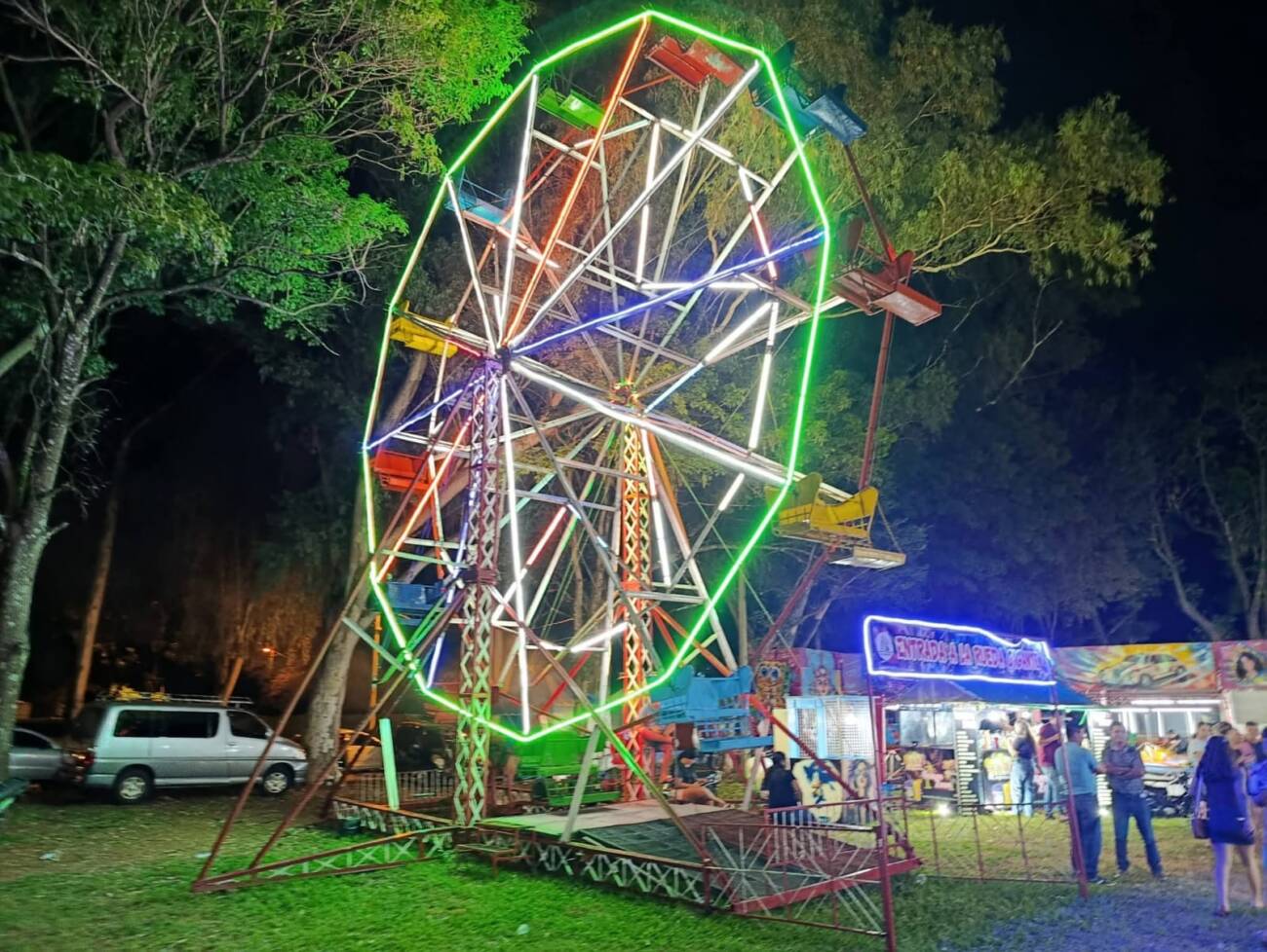 La rueda gigante es otro de los atractivos del parque 8 de Diciembre.