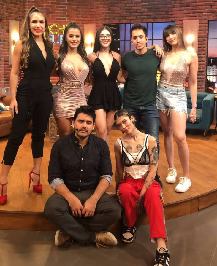 Marcia Báez (Miss Bombonazo) y Ale Beltrán (Princesa Bombonazo) junto con todo el equipo de "Noche de Furia". (FOTO: Gentileza)