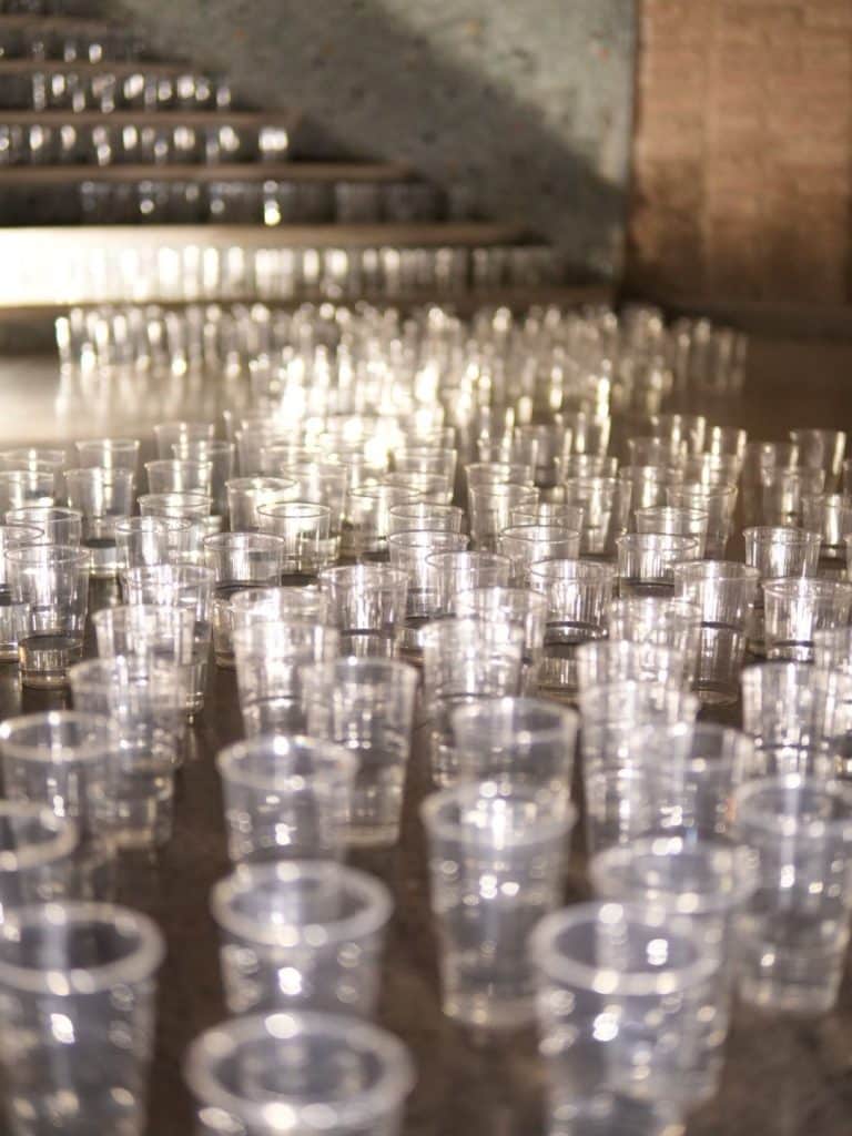 “El río encapsulado en vasos de agua” de Mónica González puedeverse en la exposición habilitada en el Puerto.