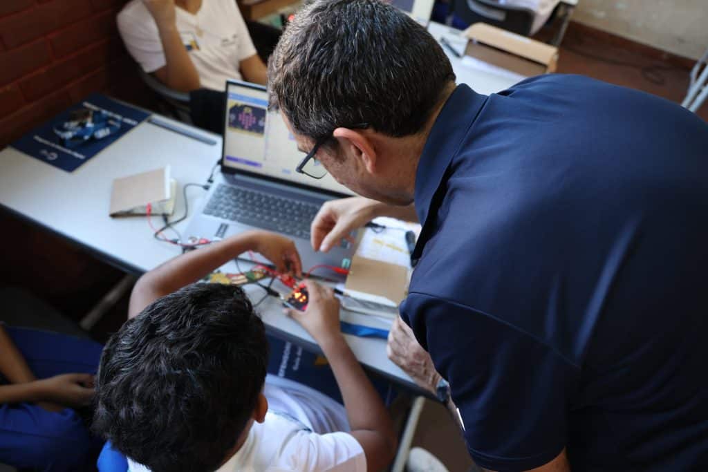 Las clases se desarrollan enespañolyguaraní, con materiales adaptados al contexto local y acompañamiento pedagógico constante.