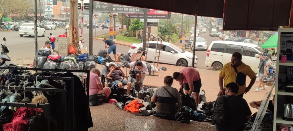 “Paseros” se preparan con sus bultos para cruzar a la ciudad de Posadas (Argentina).
