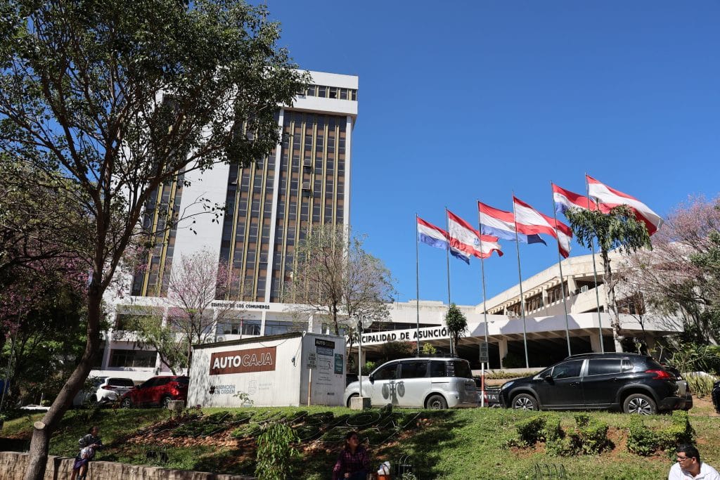 Según el intendente, la Municipalidad de Asunción desvinculó a más de 100 funcionarios queno acudían a sus puestos de trabajo para optimizar los gastos.