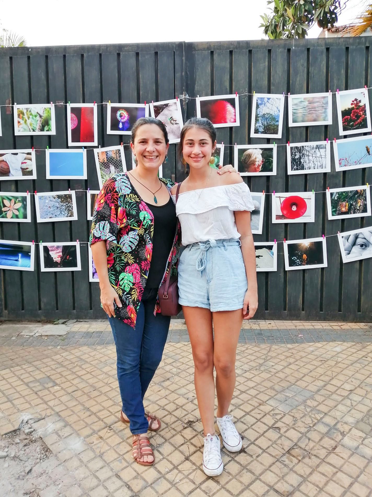 Misión cumplida. La satisfacción de enseñar a mirar, reflejada en la sonrisa de Leo, al lado de una de sus alumnas en la exposición final de uno de los talleres.