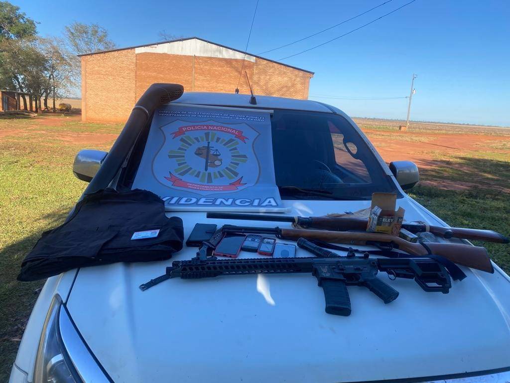 De igual forma, fueron incautadas varias armas de fuego y un vehículo. Gentileza