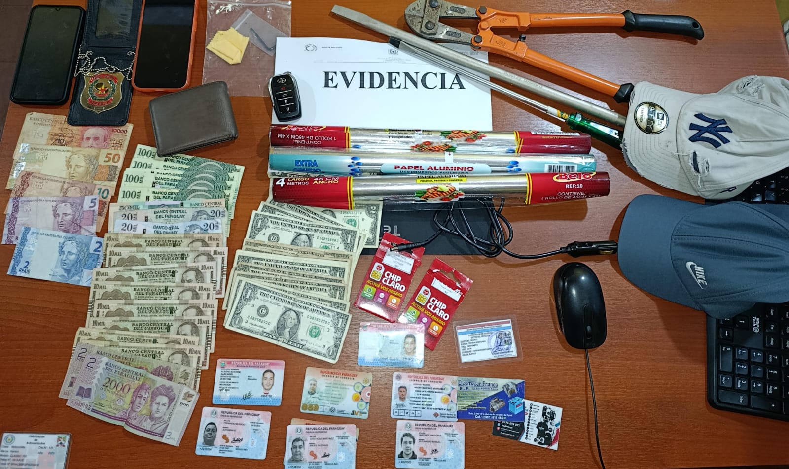 Evidencias encontradas en el interior de la camioneta.