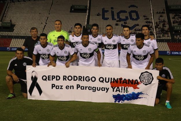 POR LA PAZ. Los jugadores de Olimpia no se mostraron ajenos a la situación política del país.