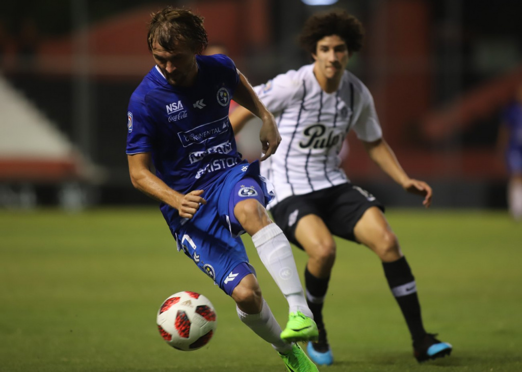 Clar y Franco pelean por la posesión del balón