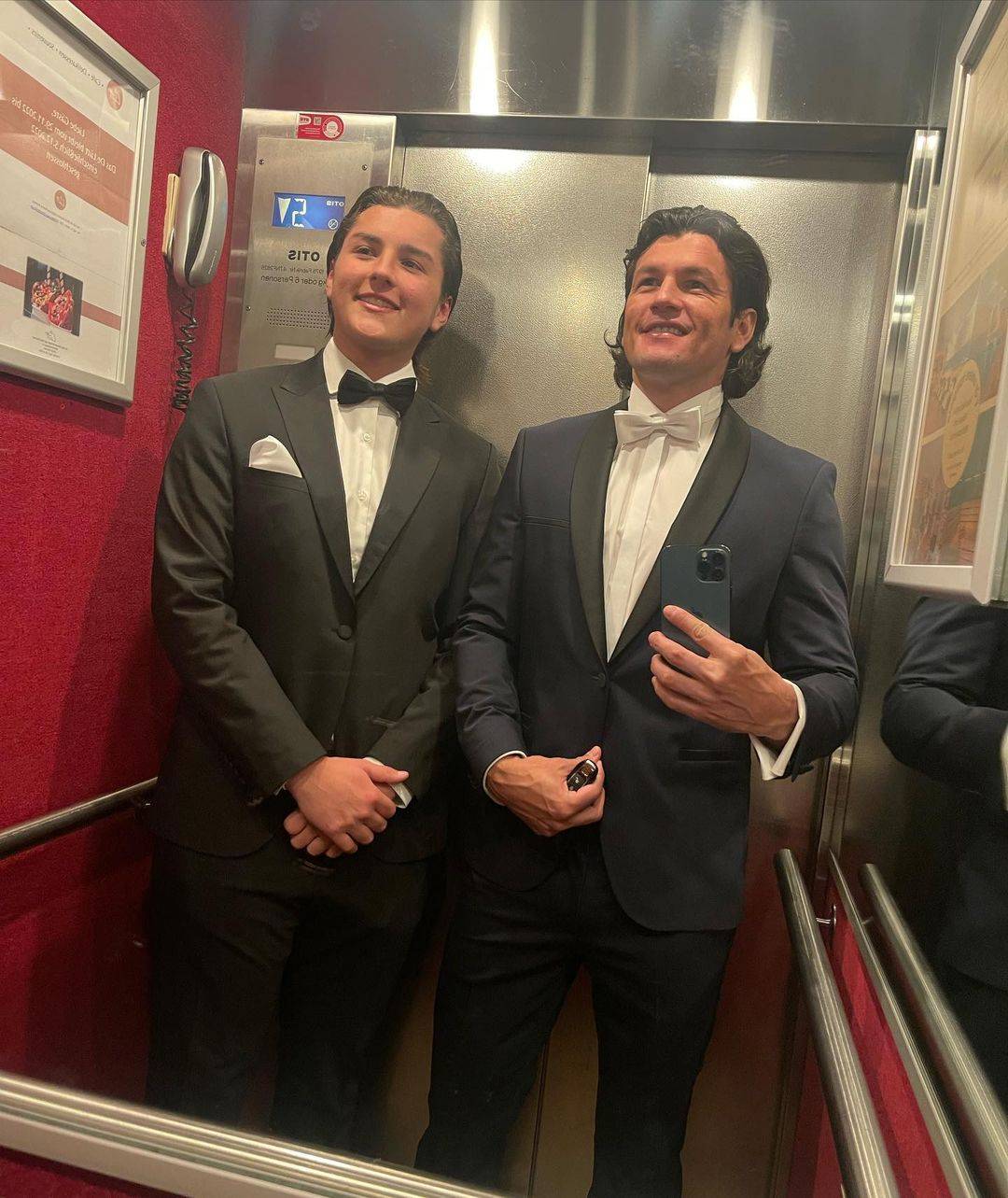 ¡Que pinta se mandan padre e hijo! Una selfie para el recuerdo. @nelsonhaedovaldez
