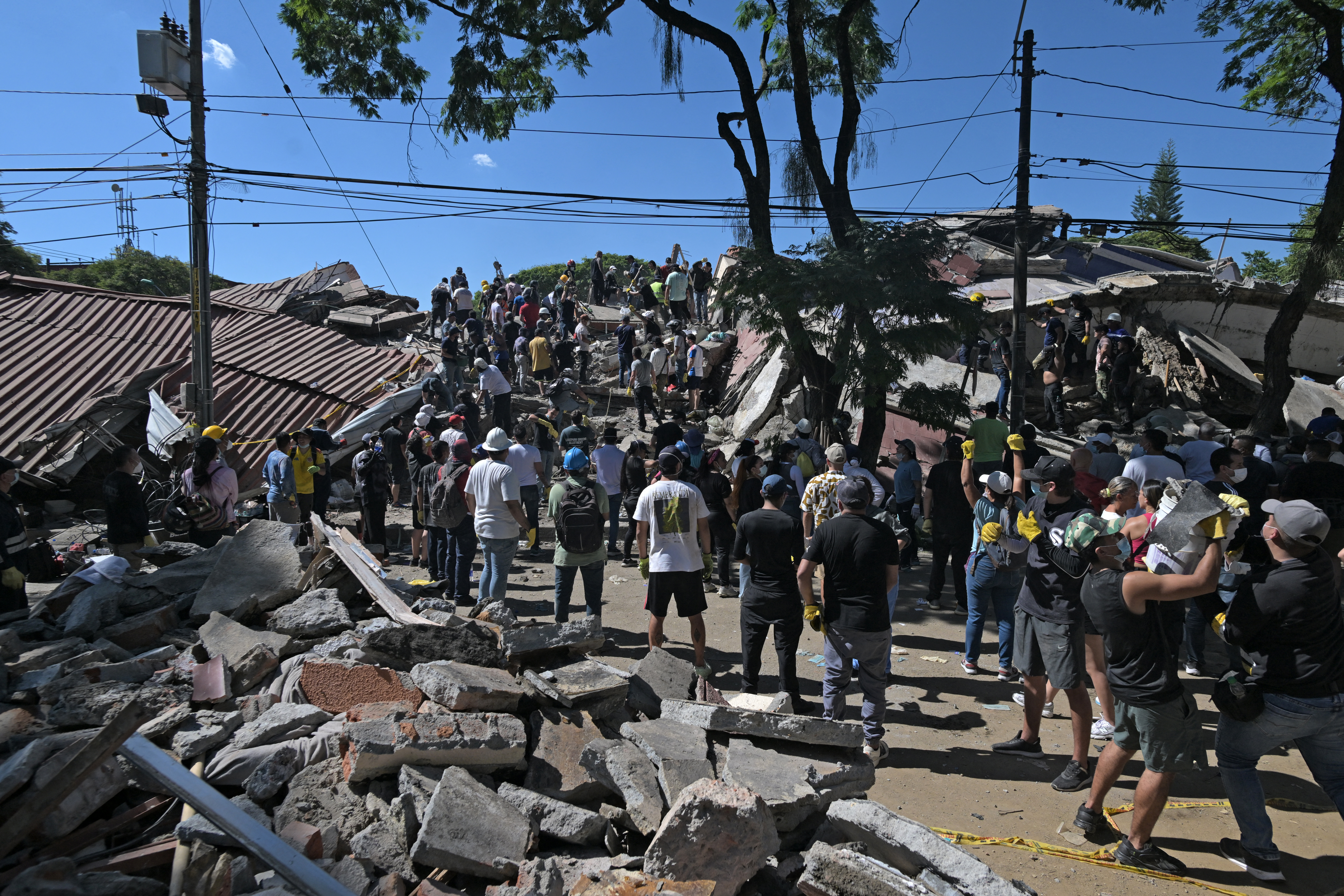 Rescatistas buscan a sobrevivientes en Cali, Colombia, azotada por el sismo de 7,4 ayer.