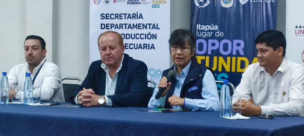 Ing. Estela Ojeda, da detalles del programa. Acompañan Gabriel Paniagua, secretario de Producción; Javier Pereira, Gobernador de Itapúa, y Milciades Martínez, técnico del INBIO.