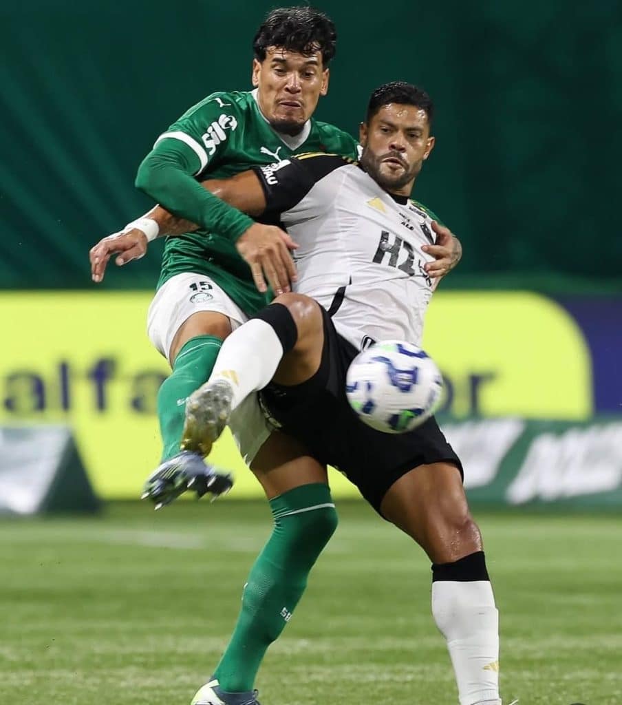Gustavo Gómez frente a Hulk en el último choque entre Palmeiras y Atlético Mineiro.