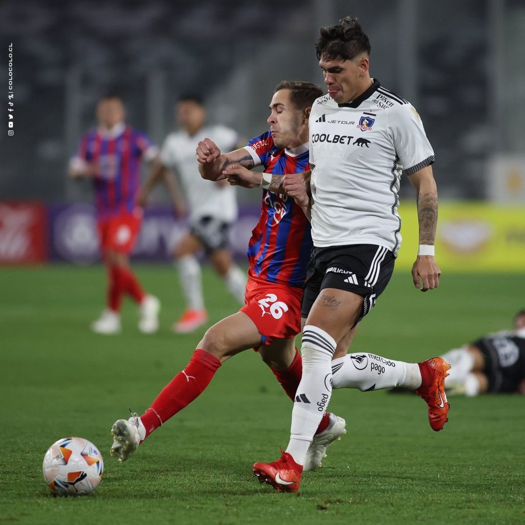 Piris Da Motta(Cerro Porteño) en un duelo con Carlos Palacios(ColoColo)Foto: ColoColo.CL