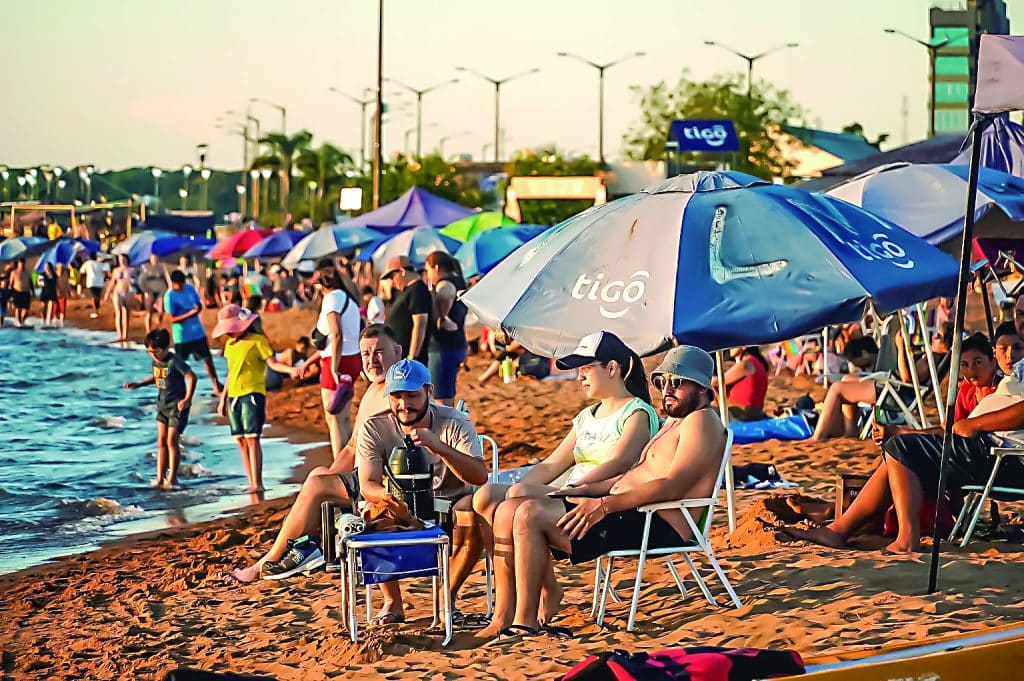 Visitantes que disfrutan del sol y el Paraná.