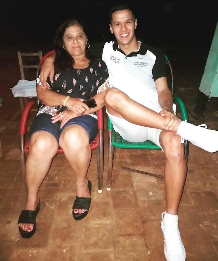 Alex Arce junto a su madre, Mirian Barrios.