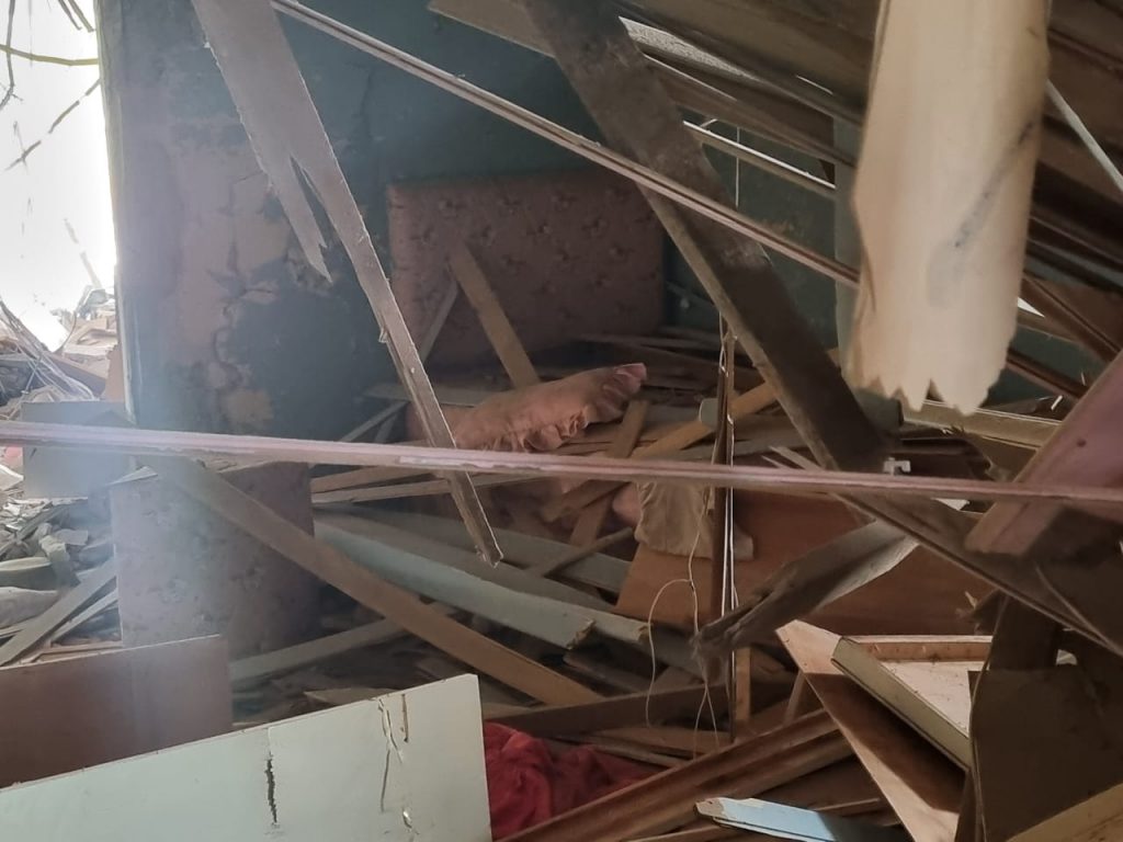 La familia se refugió en el baño y mediante eso lograron salvar sus vidas- Foto Corresponsal Carlos Sánchez