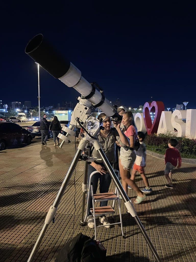 Observación planetaria en la Costanera de Asunción.
