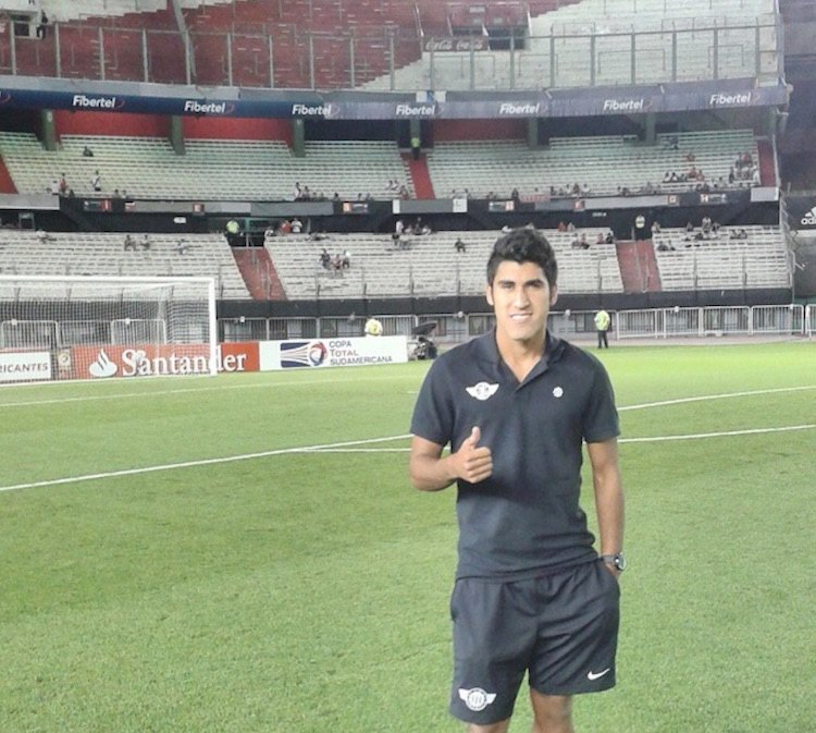 Ángel Benítez, más flaquito, en cancha de River.