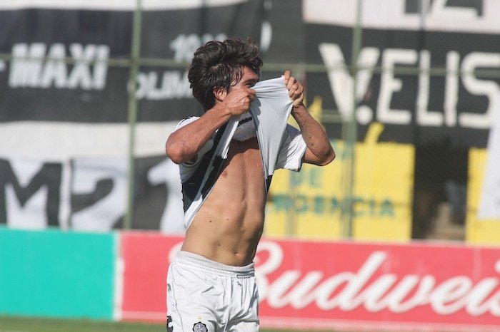 Marco Lazaga festejando su gol más especial en un superclásico.