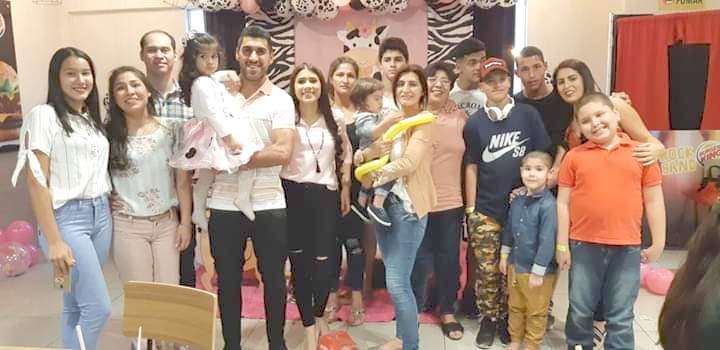 La familia completa de Benítez, en una postal.