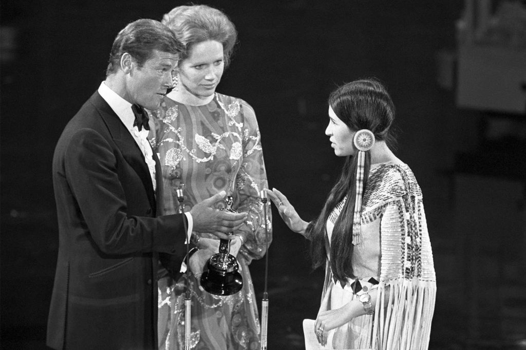 Sacheen Littlefeather, una activista de ascendencia apache subió al escenario para recibir el premio al Mejor Actor por el Padrino (1972) en representación de Marlon Brando.