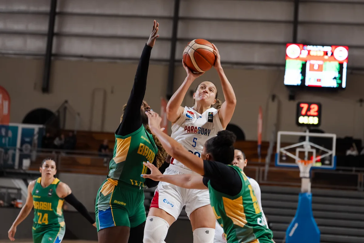Paola Ferrari ante la doble marca brasileña. La capitana se destacó con 20 puntos y 10 rebotes.