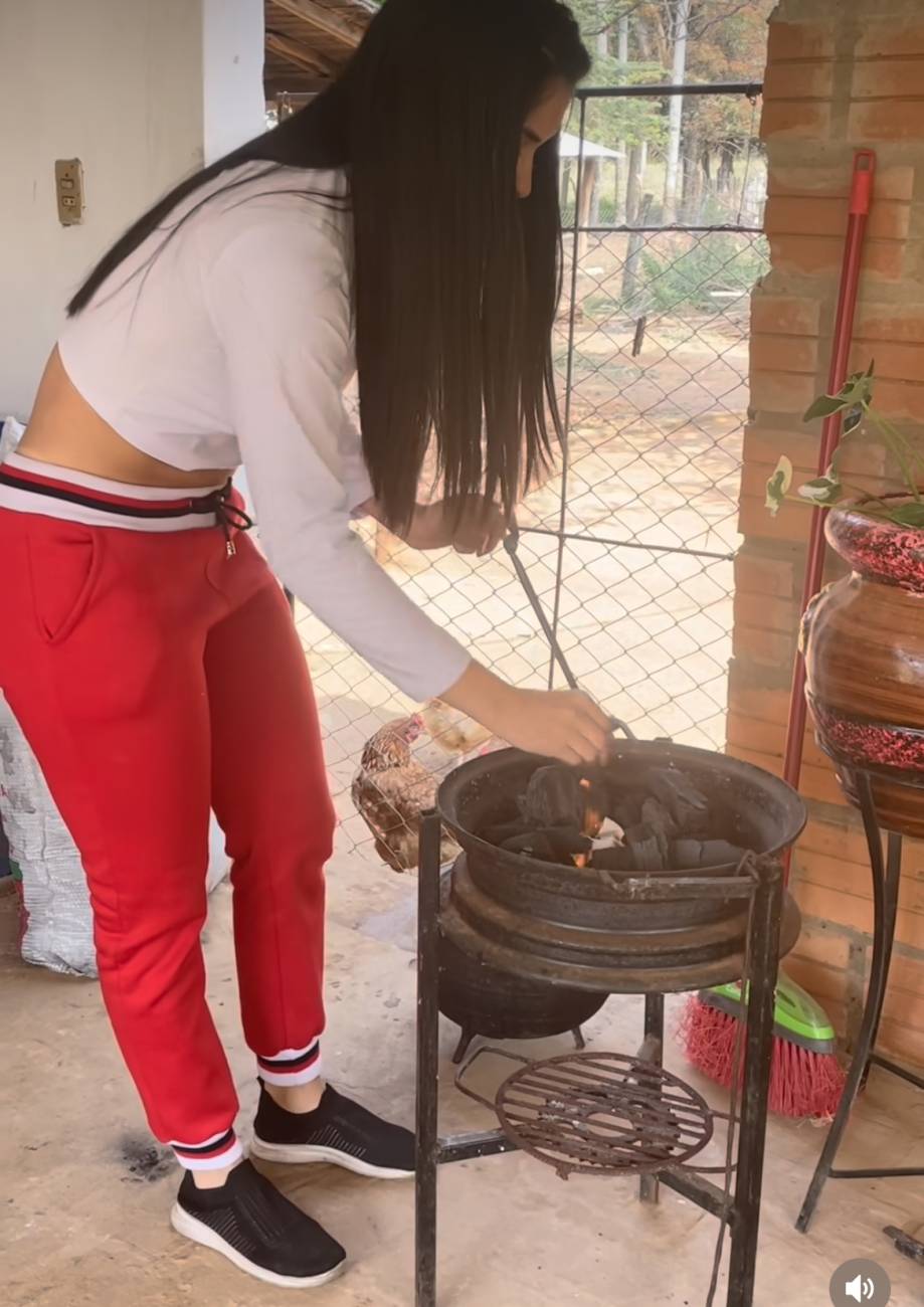Rosy mostró también su técnica de cómo prepara fuego para hacer asado. Moja una tela con querosén, coloca bajo el carbón, le prende fuego y listo!