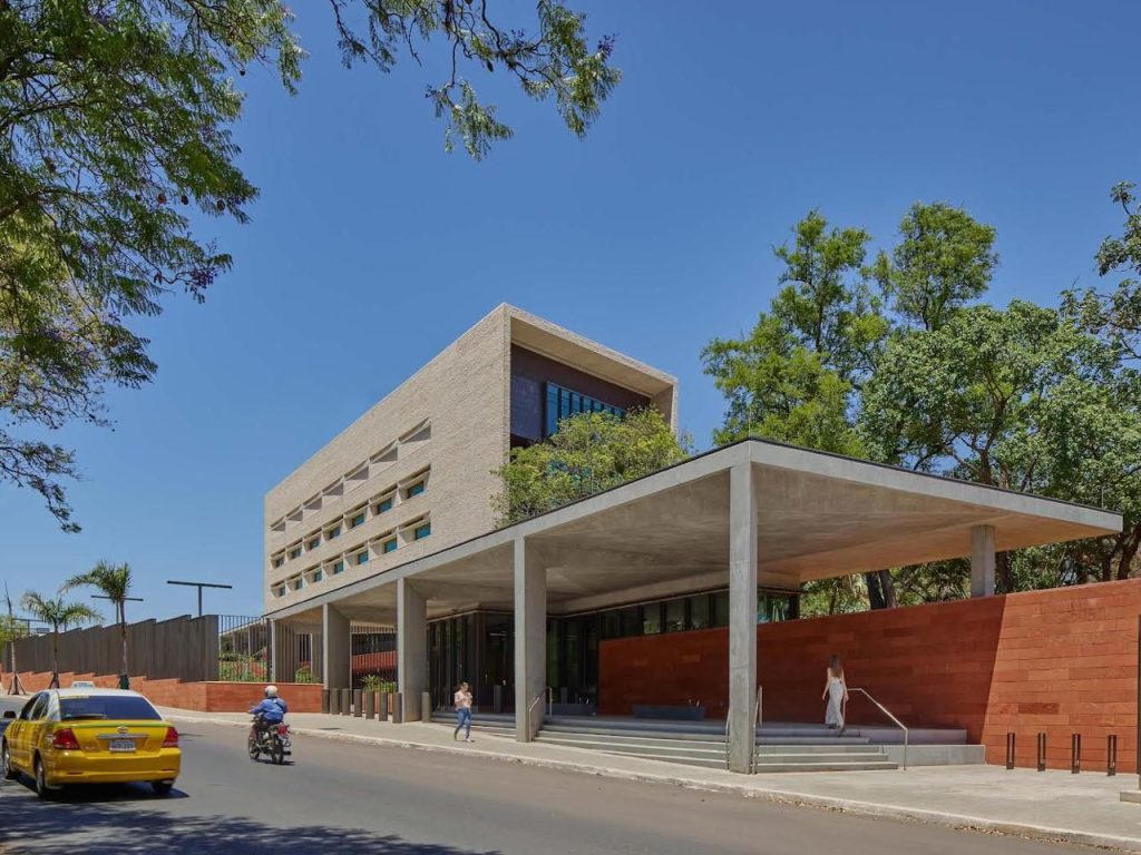 Imponente vista de la nueva sede de la Embajada de los Estados Unidos en Asunción.