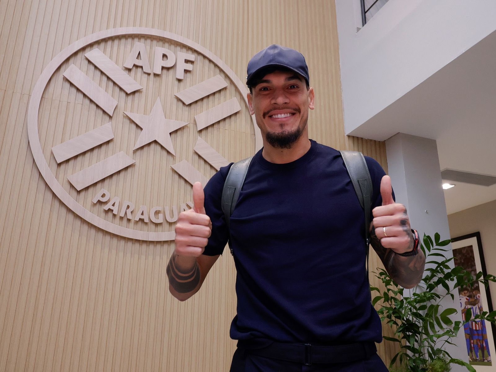 El capitán de la Albirroja Gustavo Gómez arribó al país. Foto: Albirroja