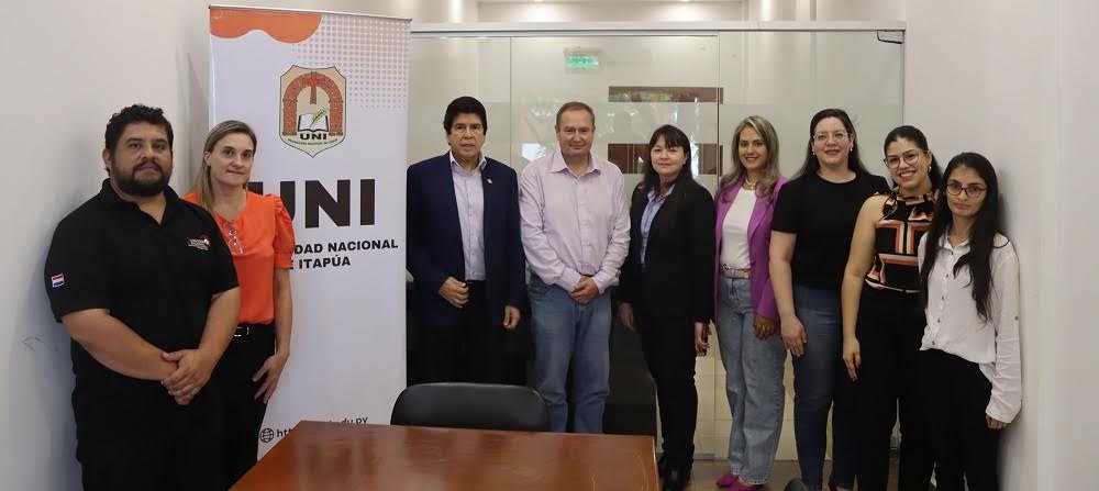El Dr. Ricardo Rodríguez Cielo (centro, de camisa) acompañado del Dr. Hermenegildo Cohene, rector de la UNI, la Dra. Estelvina Rodríguez, y estudiantes.