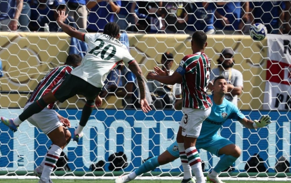 Segundo gol del Chelsea. João Pedro sacó el remate que golpeó el travesaño y se metió en el arco de Fabio.