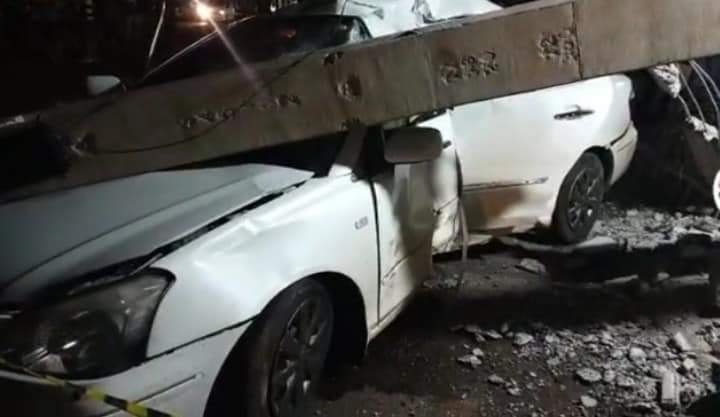 El vehículo fue a parar por una columna.