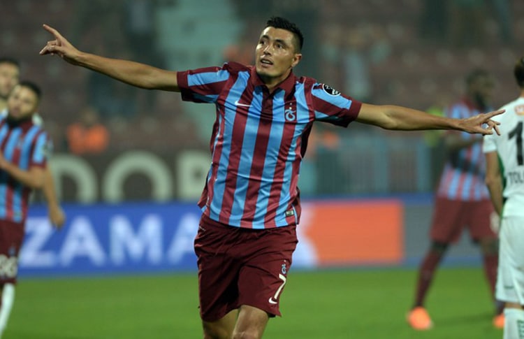 Cardozo en su paso por Trabzonspor del fútbol turco.