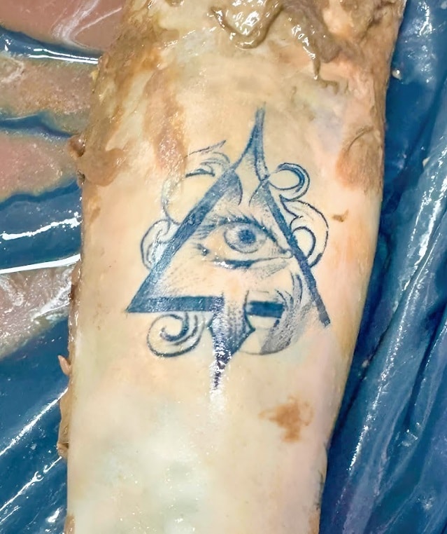 Los tatuajes encontrados en el cadáver son
similares al que tenía el sospechoso.