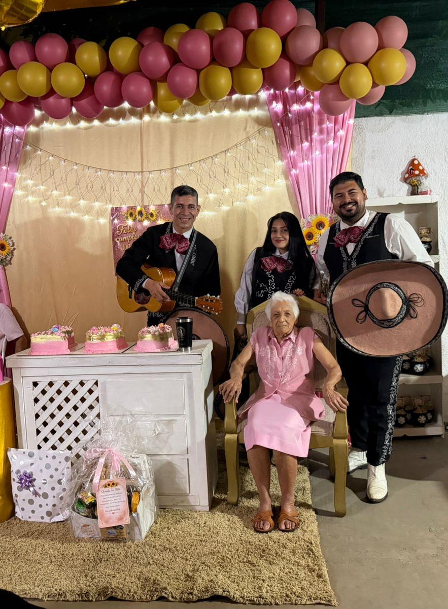 Entre sonrisas y músicas, doña Emiliana vivió un cumpleaños inolvidable junto a quienes hoy cuidan de ella con amor.