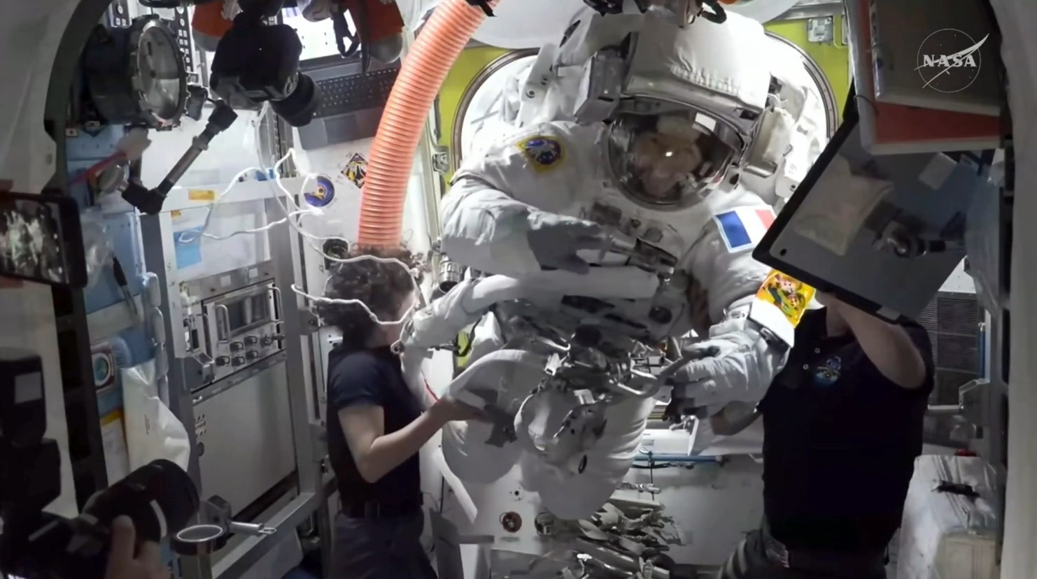 Captura de video de NASA + donde aparece la astronauta de la Agencia Espacial Europea (ESA), la francesa Sophie Adenot, entrando a la capsula a su regreso a la Estación Espacial Internacional (EII). Los astronautas Sophie Adenot y Anil Menon culminaron este martes su caminata espacial desde la Estación Espacial Internacional (EII) para sustituir una antena de comunicaciones de alta velocidad, un hito que convirtió a Adenot en la primera francesa en salir al exterior del laboratorio orbital.