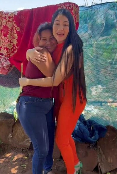 La influencer presentó hasta la firma del permiso de la mujer para el video con sus peques. (Captura de vide)
