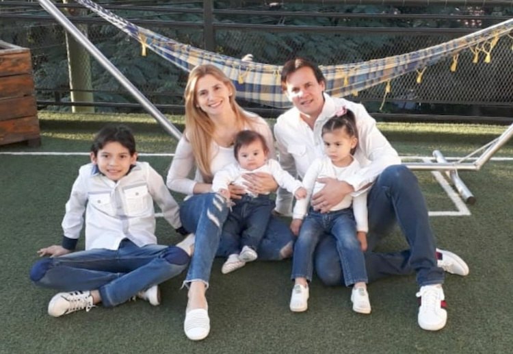 El pelotero en compañía de su familia, clave para seguir adelante.