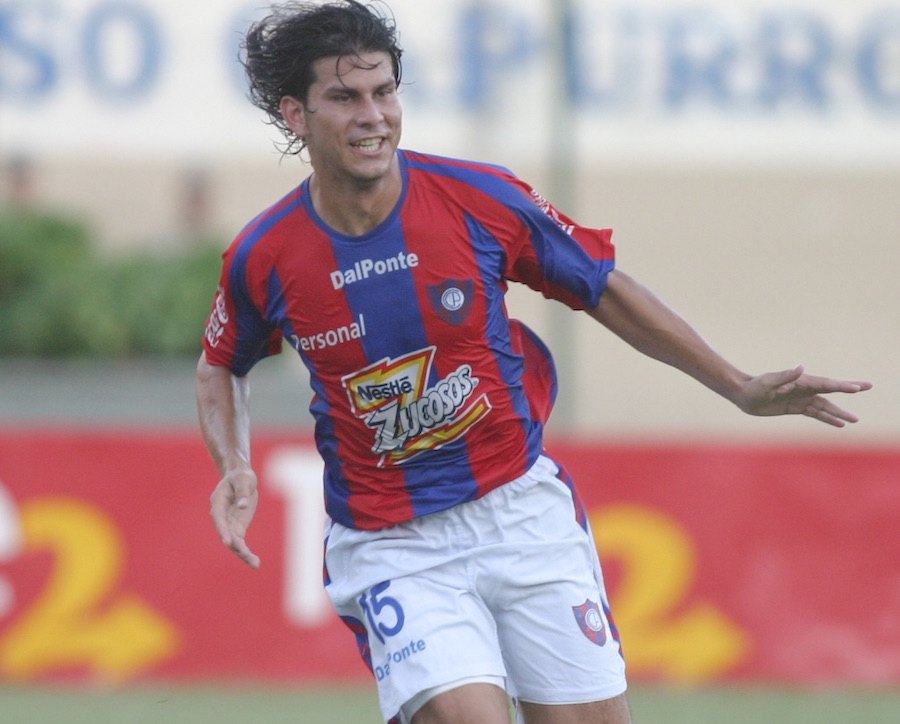 Wálter y otro festejo con el Ciclón. La casaca número 15 era solo de Fretes.