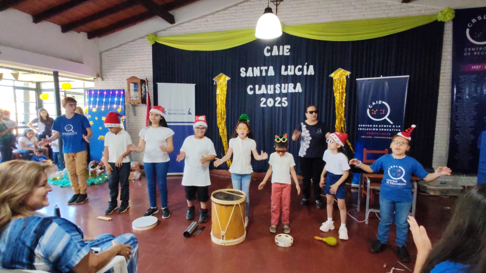 La docente comparte el escenario con su grupo de alumnos, coronando con este encuentro el trabajo diario de inclusión y aprendizaje.