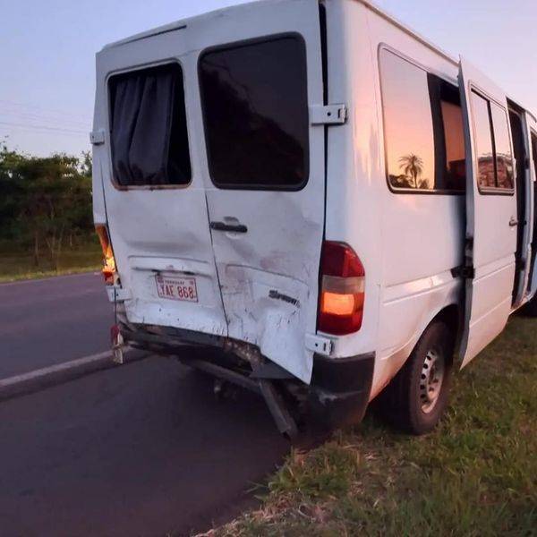 La camioneta del grupo fue chocada de hacia atrás.