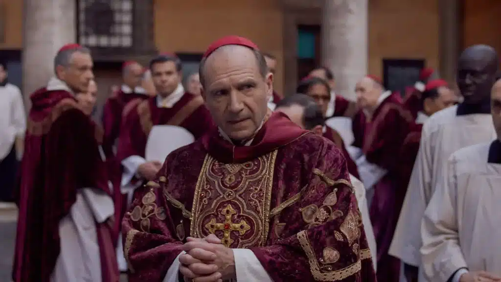 En la película,Fiennesencarna al decano delColegio de Cardenales,quien se encarga del desarrollo del cónclave.