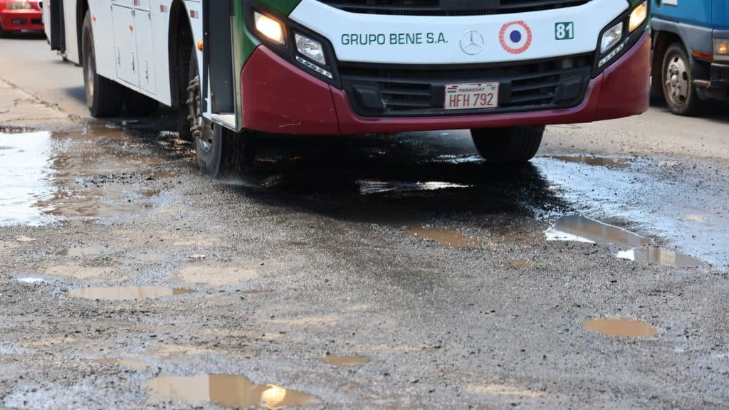 Si una persona no conoce el estado de la calle y aumenta la velocidad, puede accidentarse alimpactar contra los enormes pozos.